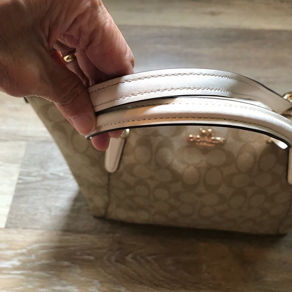 Coach Leather Signature Gallery Zippered Tote. Gold Hardware. GUC - Picture 4 of 11